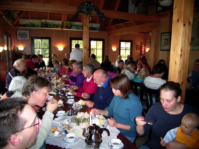 Beim Tee und Kuchen.jpg